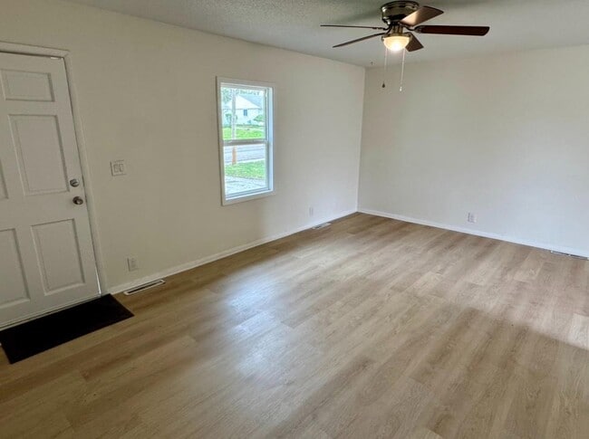 Building Photo - 910 Skyline Dr