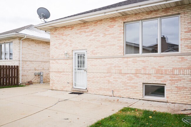 Building Photo - 4851 N Oketo Ave