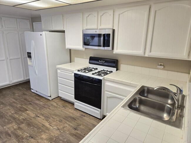 Building Photo - Santa Ana - Spacious 2 Bedroom, 2 Bath Hou...