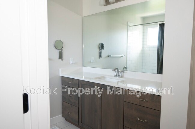 Building Photo - 1364 Petunia Ct