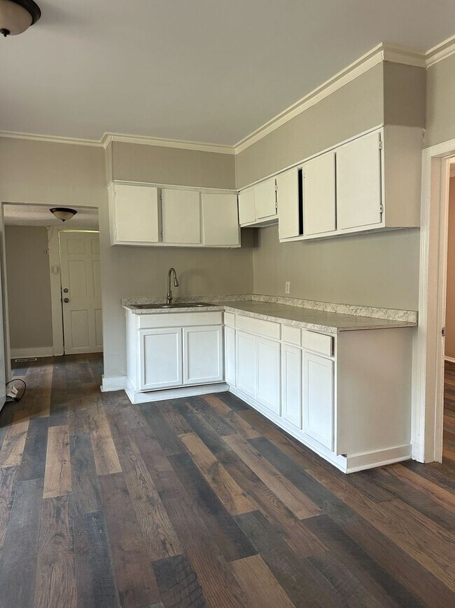 Building Photo - Charming 3-Bedroom, 1-Bathroom Home with Fenced Yard