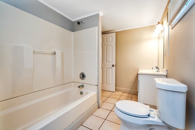 Building Photo - Charming Home with Open Floor Plan & Cover...