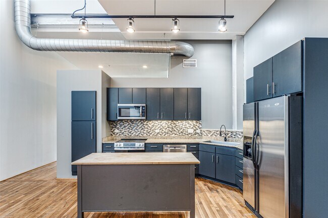 Building Photo - 1312 Live Oak St