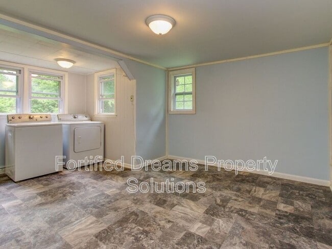 Building Photo - 7507 Greenlawn Dr
