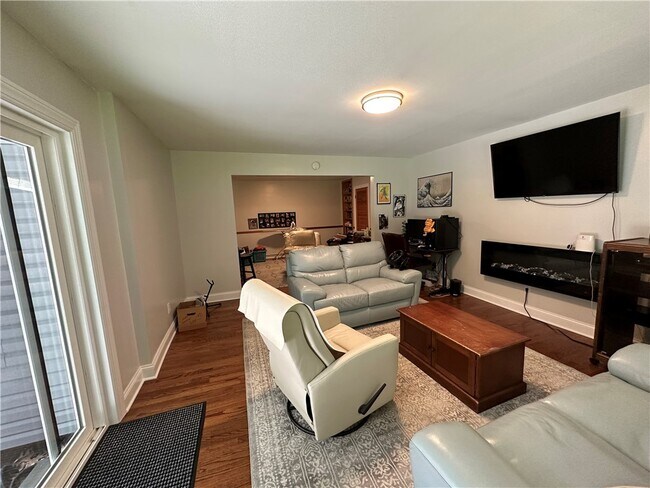 Building Photo - 6840 Haskell Dr