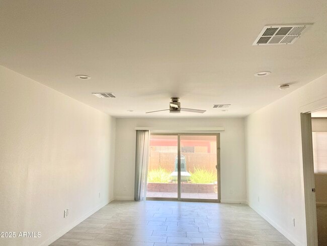 Building Photo - 2529 E Villa Theresa Dr