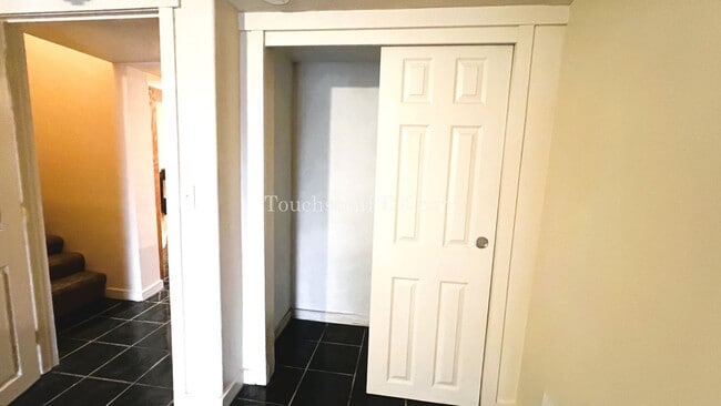 Building Photo - Large 2 Bed / 1 Bonus Room in the Brooklyn Neighborhood off SE Milwaukie Ave.