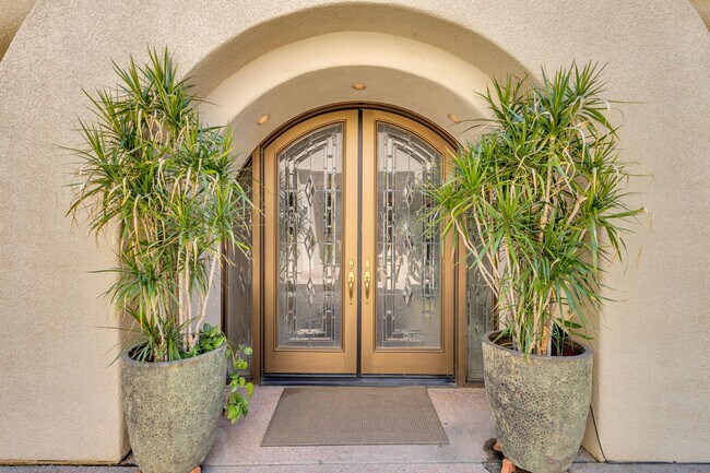 Building Photo - 216 W Kavenish Dr