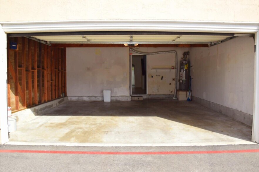 2 car garage with laundry hook ups - 44553 La Paz Rd