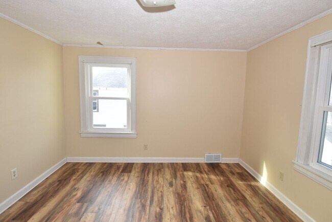 Building Photo - 135 E Eckman St