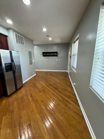 Kitchen - 1906 W Estes Ave