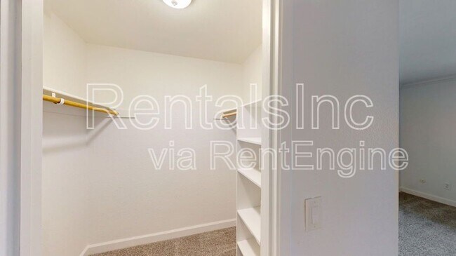 Building Photo - 354 Robinson St