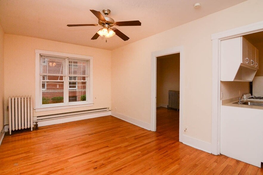 Building Photo - 938 W Cornelia Ave