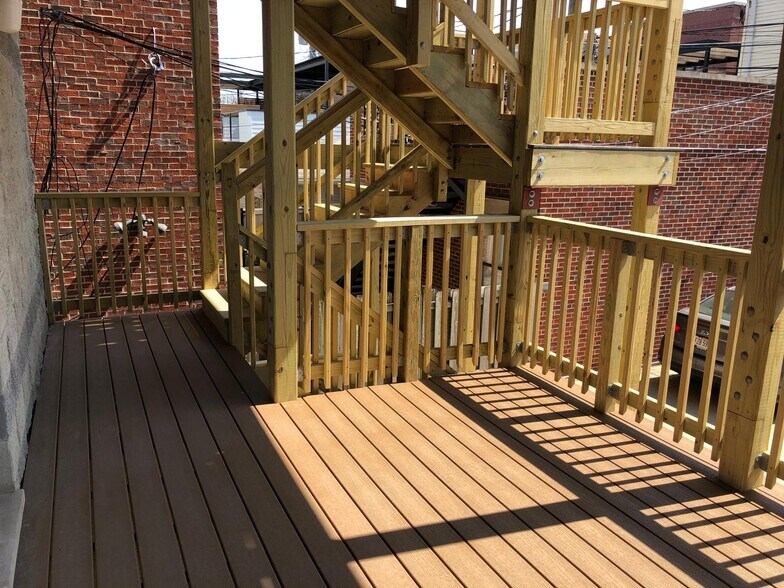 Deck - 1225 W Roscoe St