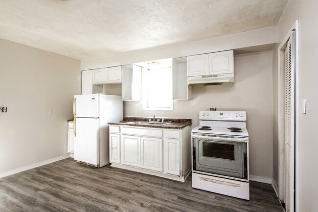 Building Photo - Freshly Renovated & Ready for You — Cozy 1 Bedroom Duplex (Voucher Friendly!)