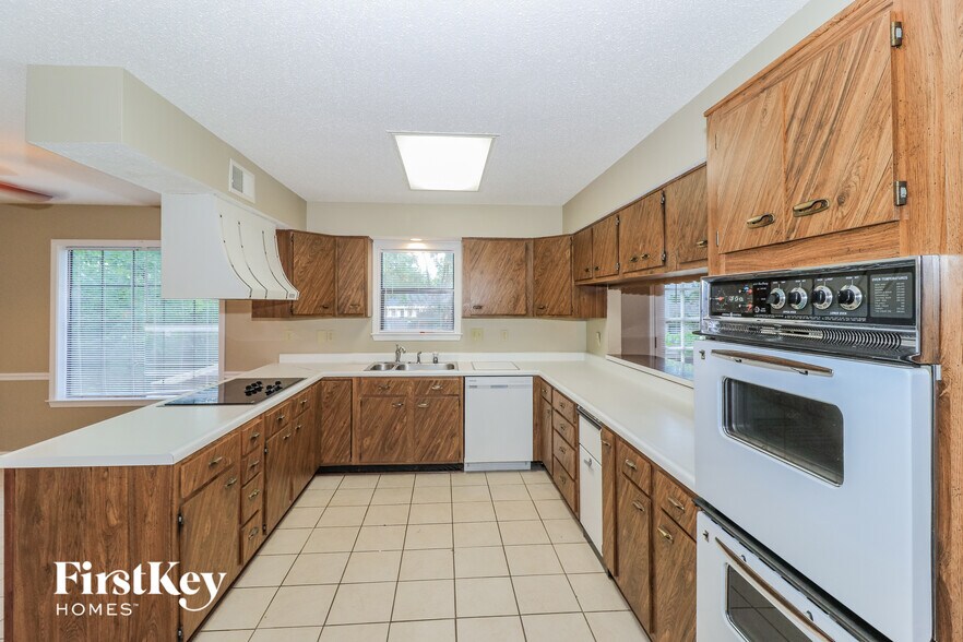 Building Photo - 8418 Chippingham Dr
