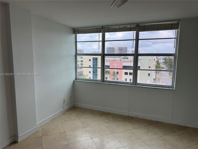 Building Photo - 9500 W Bay Harbor Dr