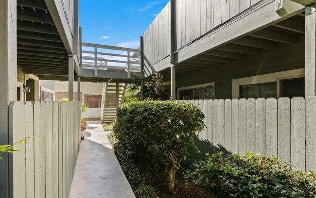 Building Photo - Spacious Carlsbad Condo Walking distance t...