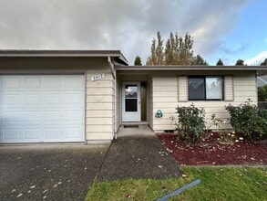 Building Photo - Charming 2 Bedroom Duplex with Spacious Yard in Gresham!