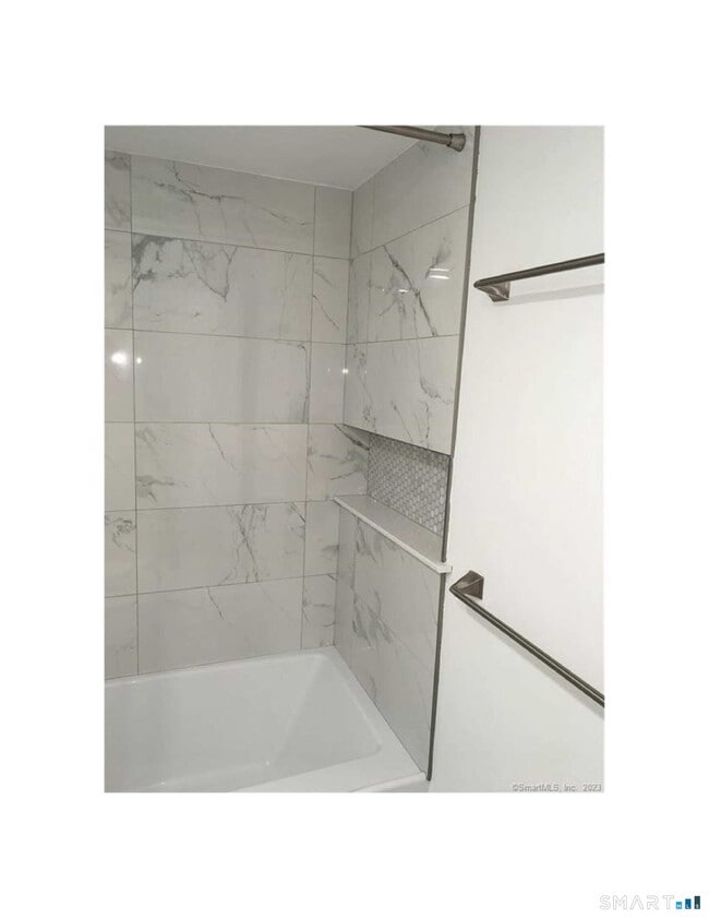 Building Photo - 3 Woods Hollow Ct