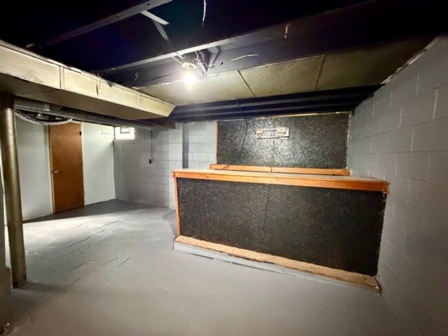 Building Photo - 3 Bedroom one and a half bath Rent Ready section 8 Welcome