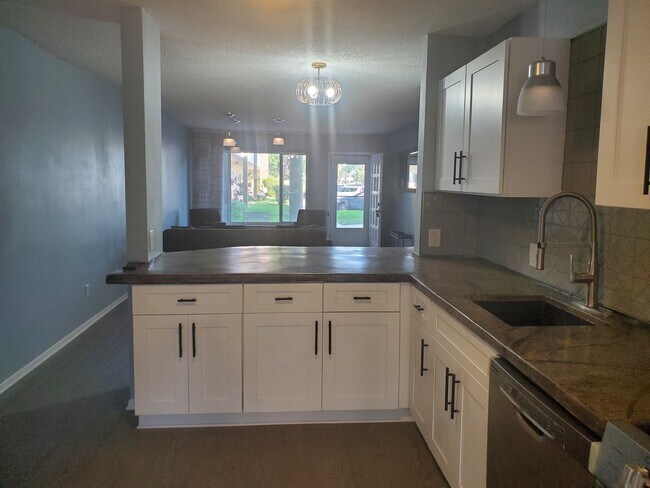 Kitchen - 2416 Wrld Pkwy Blvd