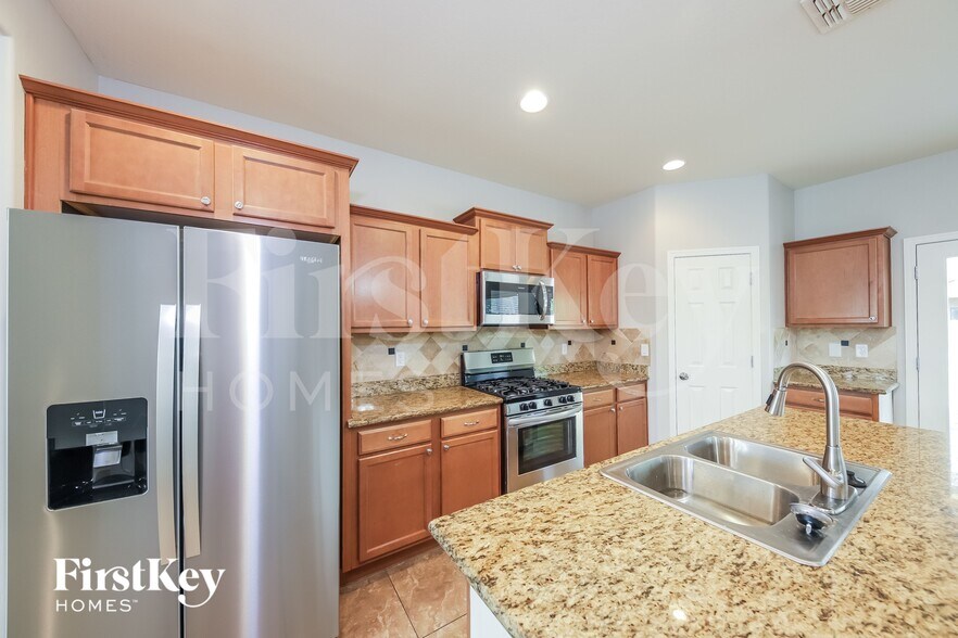 Building Photo - 11028 E Silver Springs Ave