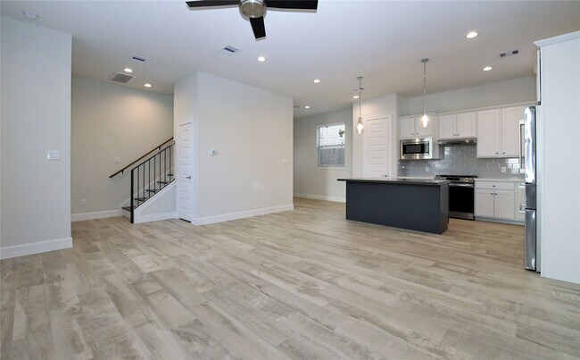 Building Photo - 506 W Donovan St