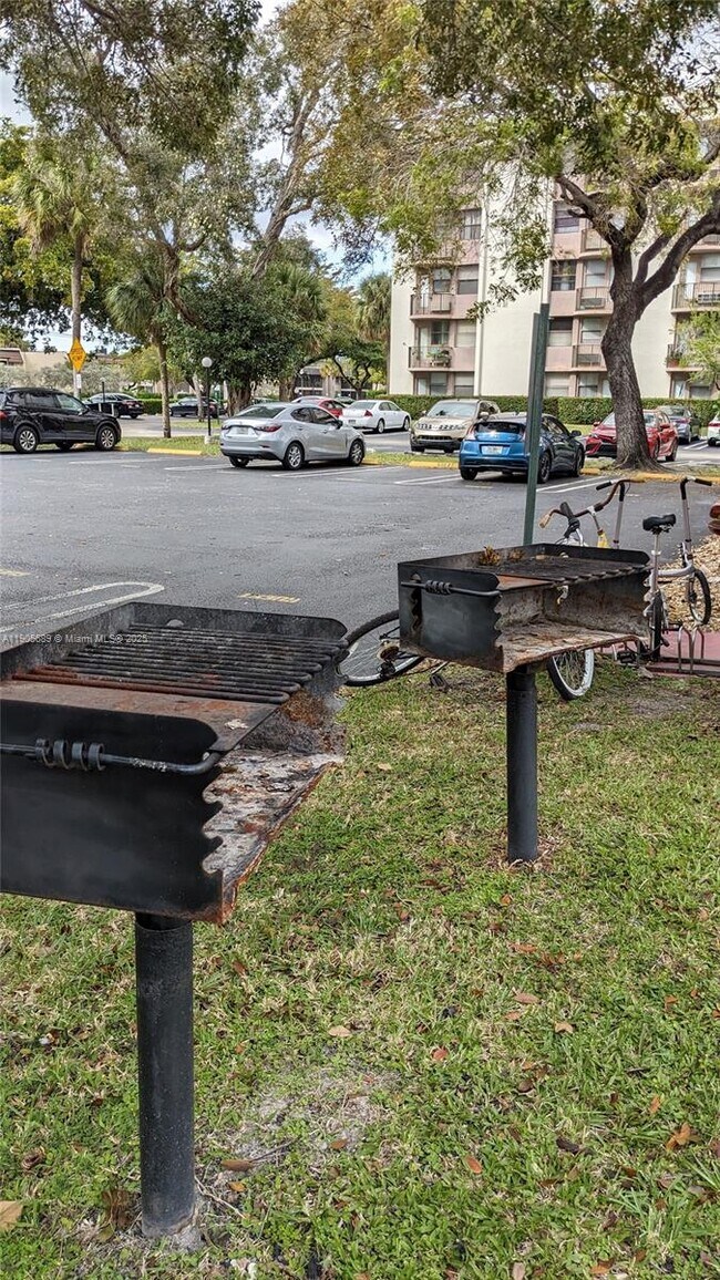 Building Photo - 2701 Riverside Dr