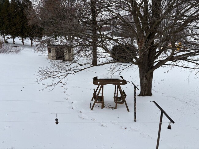 Building Photo - Dallastown SD, Cozy 2 Bedroom/1 Bath 2nd Floor Apartment