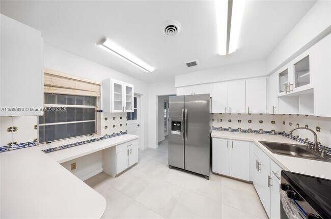 Building Photo - 3600 SW 26th St