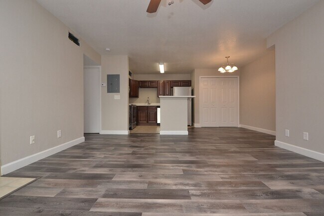 Building Photo - 1/1 Condo in Altamonte Springs ~ Gated Lakefront Community ~ LVP Flooring & Updated Kitchen/Bath!