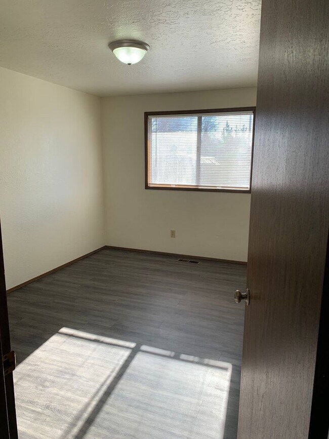 Building Photo - 2346 SW Umatilla Ave