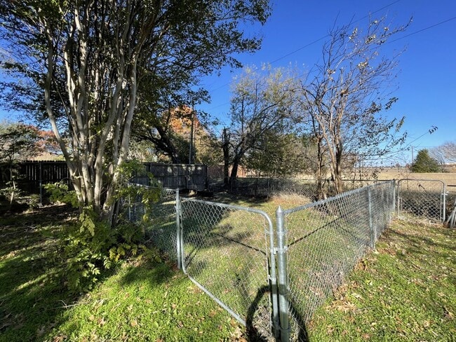 Building Photo - 113 Deerwood Ln