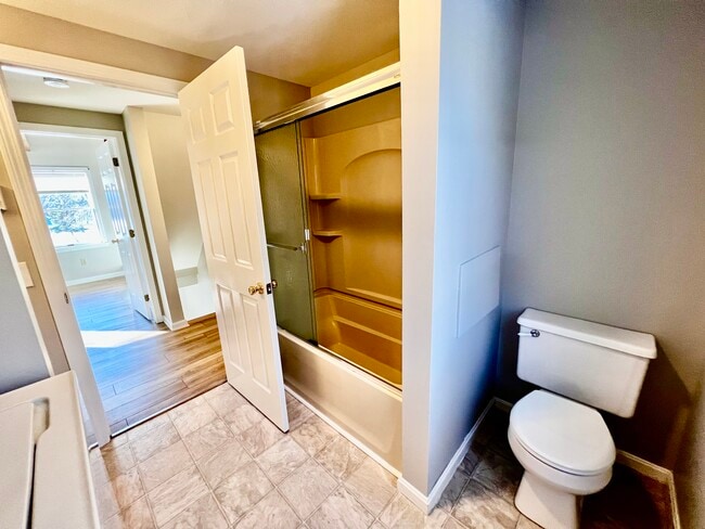 Full Bath - 75 Baldwin Dr