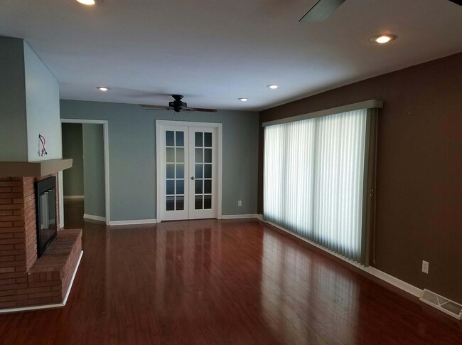 Building Photo - 1006 Valley View Dr