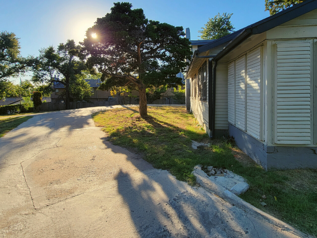 Building Photo - Pine Lake Apartments