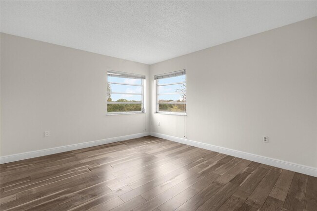 Building Photo - 3940 Inverrary Blvd