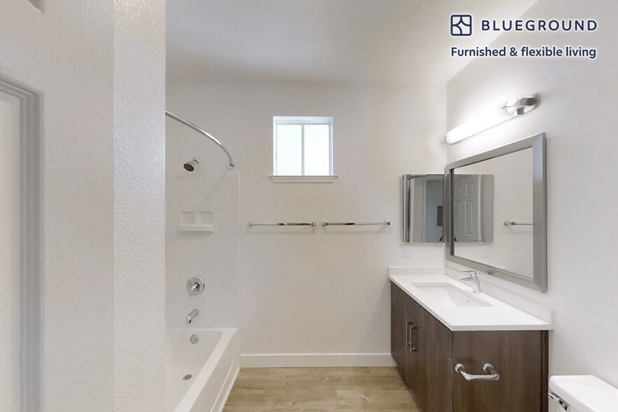 Building Photo - 1257 Lakeside Dr