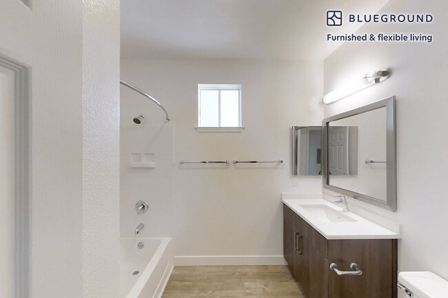 Building Photo - 1257 Lakeside Dr