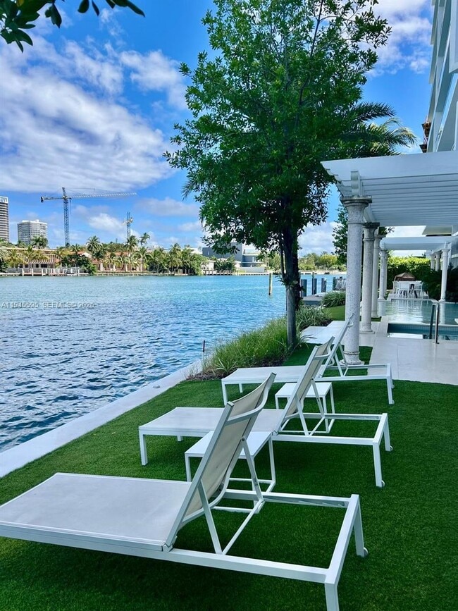 Building Photo - 9821 E Bay Harbor Dr