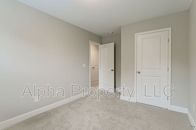 Building Photo - 830 Chartwell Dr