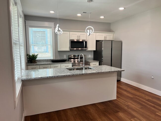 Building Photo - 6 Bedroom in Fort Sanders w/ Ensuite Bathr...