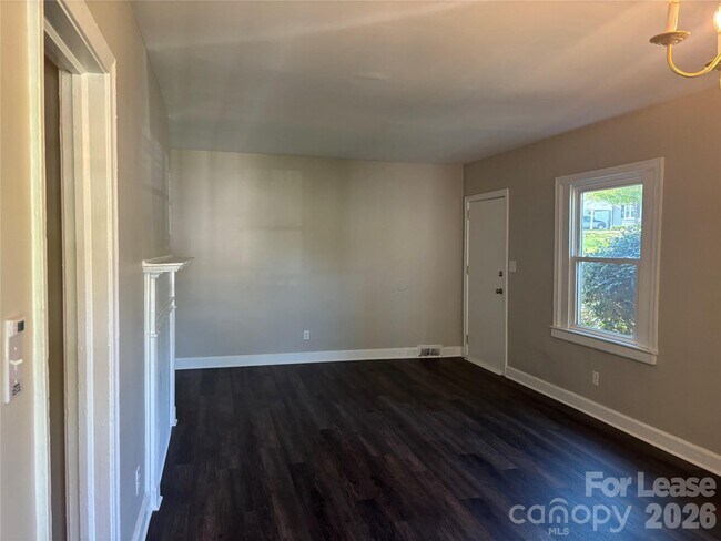 Building Photo - 2565 Brentwood Pl