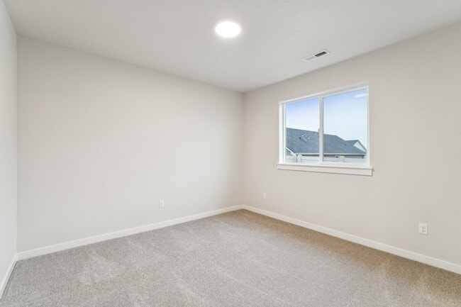 Building Photo - 2028 E Cave Falls St