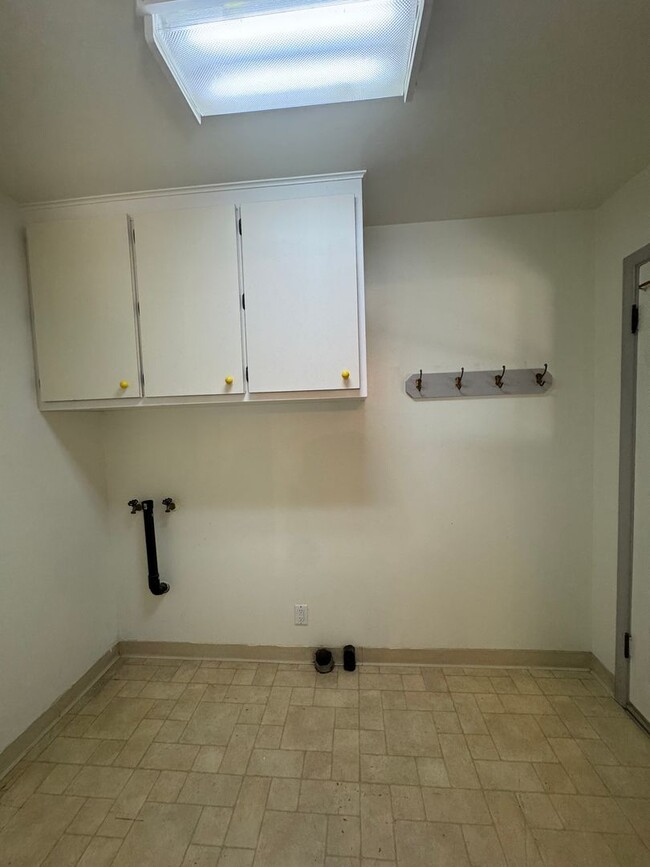 Building Photo - 2 bed 1 bath with large attached garage and fenced yard