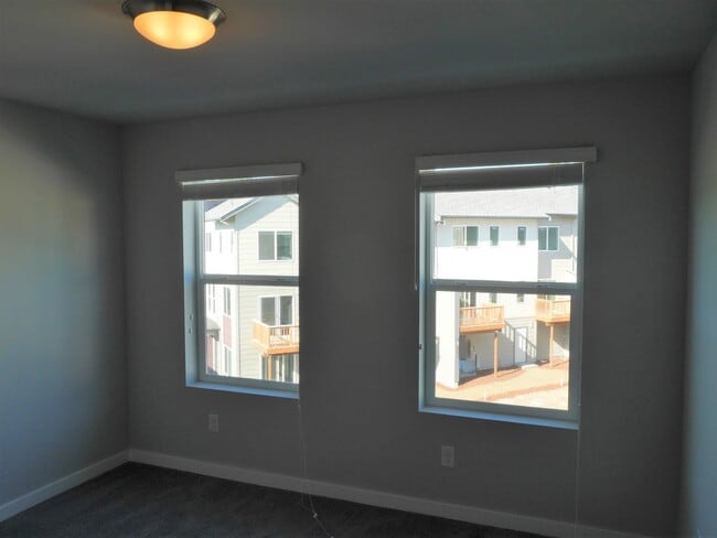 Building Photo - Beautiful Modern 2 Bedroom 2.5 Bath Townhouse in Arcadia Terrace