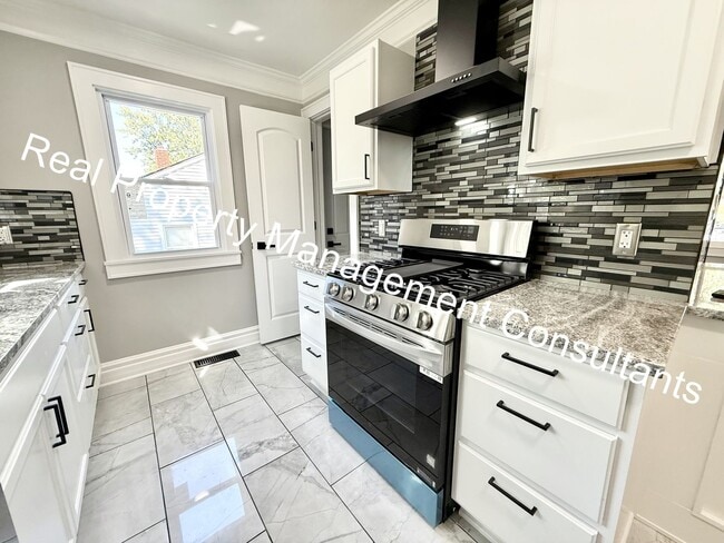 Building Photo - Beautifully Renovated 3-Bedroom, 2-Bath Ho...