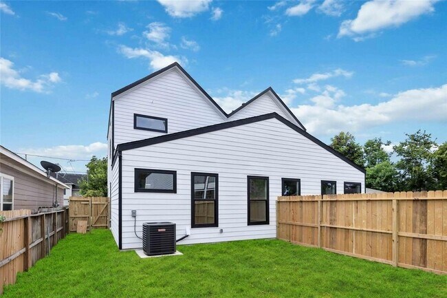 Building Photo - 4337 Clover St