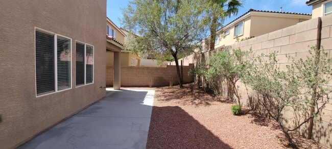Building Photo - STILLHOUSE rsearching? 3 bedrooms, 2.5 bat...